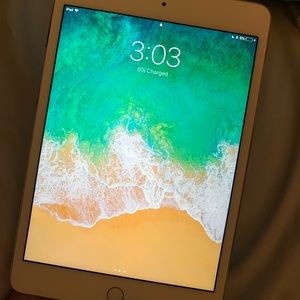 iPad mini ! Brand new hardly used. No cracks.